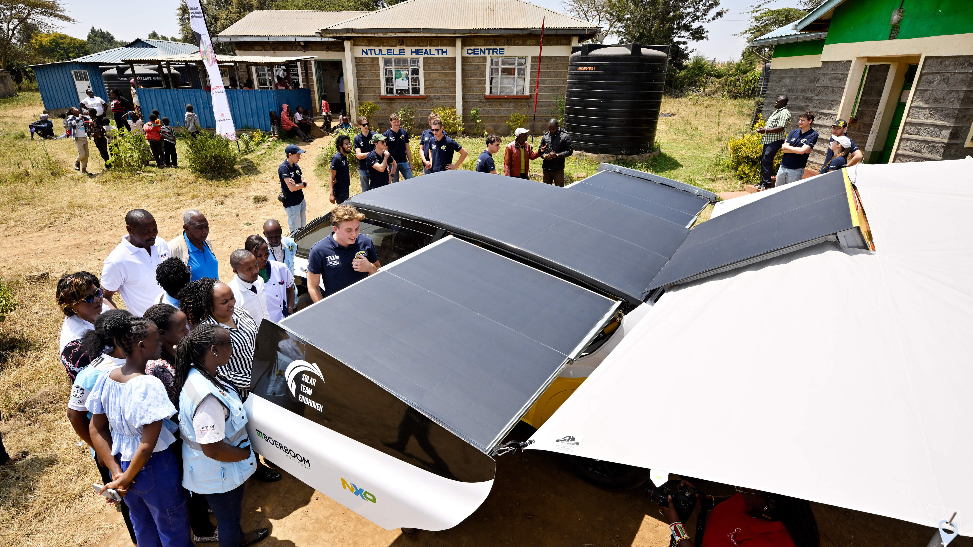 Nederlandse zonne-ambulance doorstaat eerste test in Kenia glansrijk: ’Aan het einde zelfs meer energie over dan bij het begin’